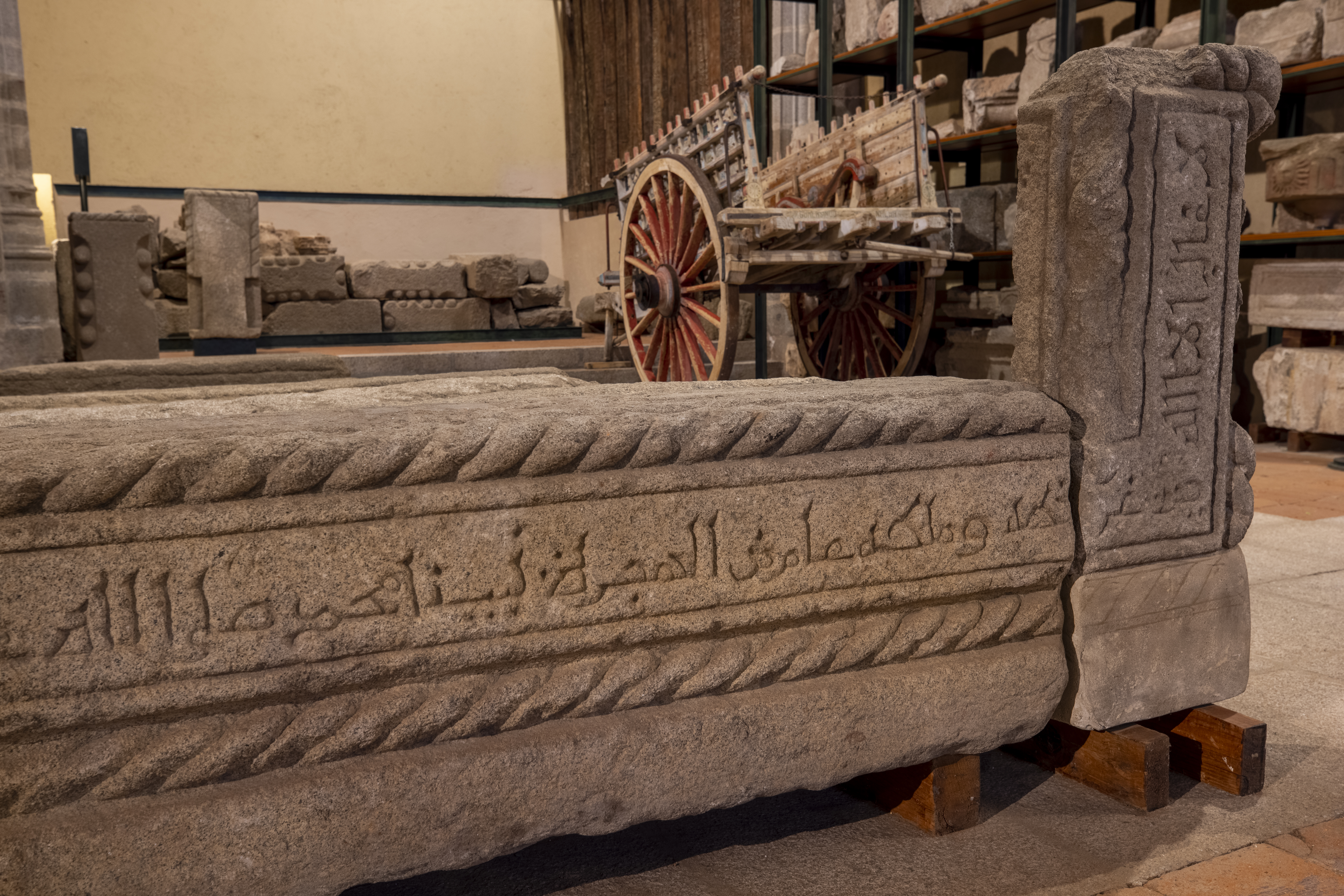 Sepulcro de ‘Abd Allāh ibn Yūsuf, el Rico Iglesia de Santiago897 H. = 1492 d.C.Granito / 53 x 164 x 39 / 78 x 38 x 17 [89/20/4/2y 3]. Almacén Visitable de Santo Tomé