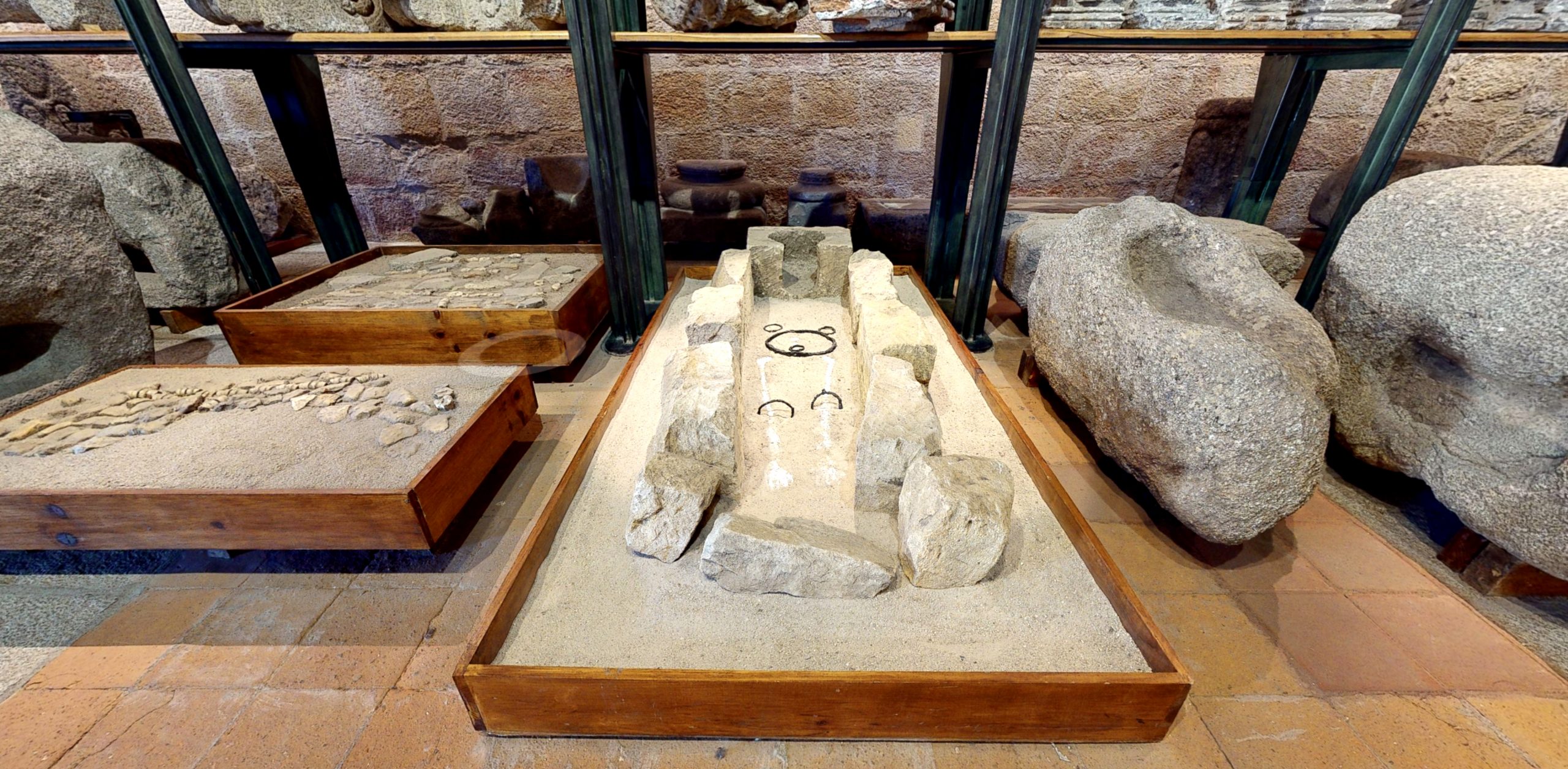 Tumba de penitente en San Andrés, ÁvilaEdad Media. Siglos XII y XIII.Piedra y hierro / 210 x 73 x 32 cm.[06/57] Almacén Visitable de Santo Tomé