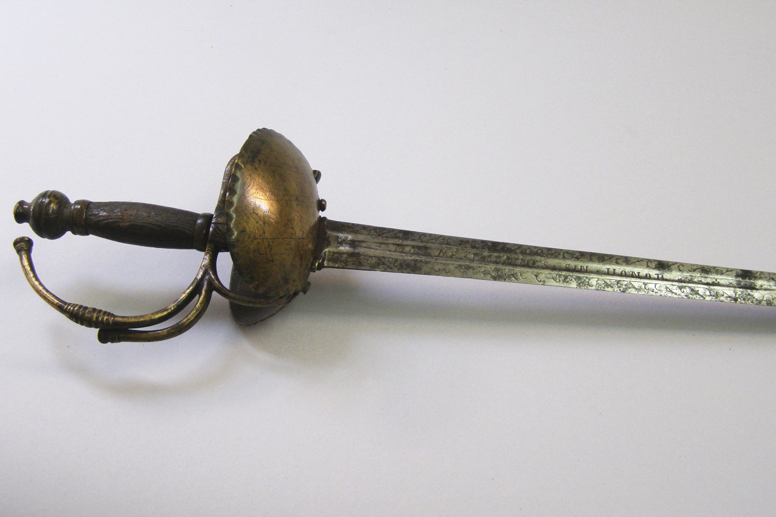 Espada de conchaColección del Marqués de Benavites.Edad Moderna. Siglo XVIIIAcero / 97 cm[B/68/5/30]. Sala VIII, vitrina 14.